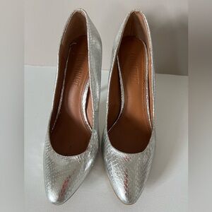 Beautiful only used once, elegant heels. Looks like new.